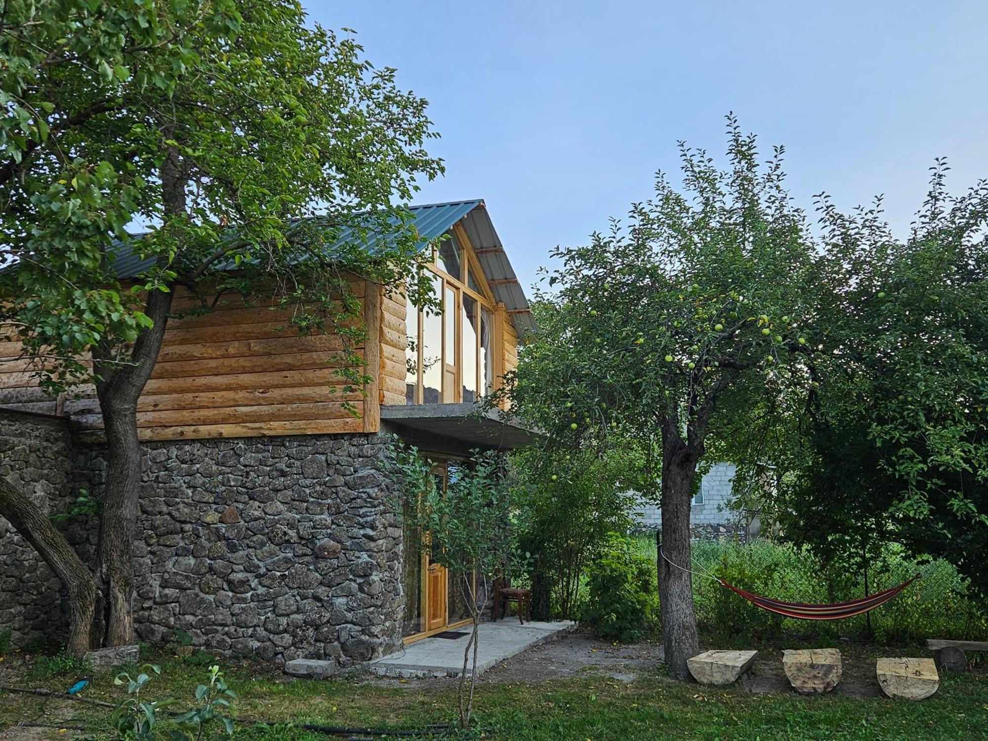 T'mogvi Guest House Aleksandre מראה חיצוני תמונה